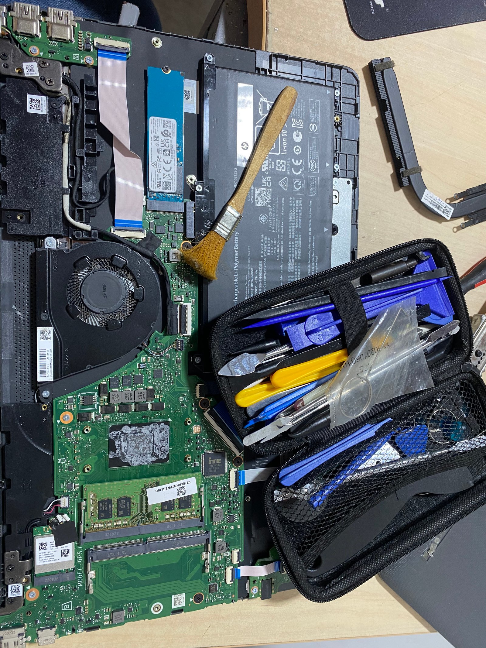 Notebook recibiendo mantenimiento técnico